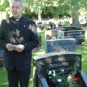Pastori Esko Laine puhui Kaarle ja Alma Vuolan haudalla
